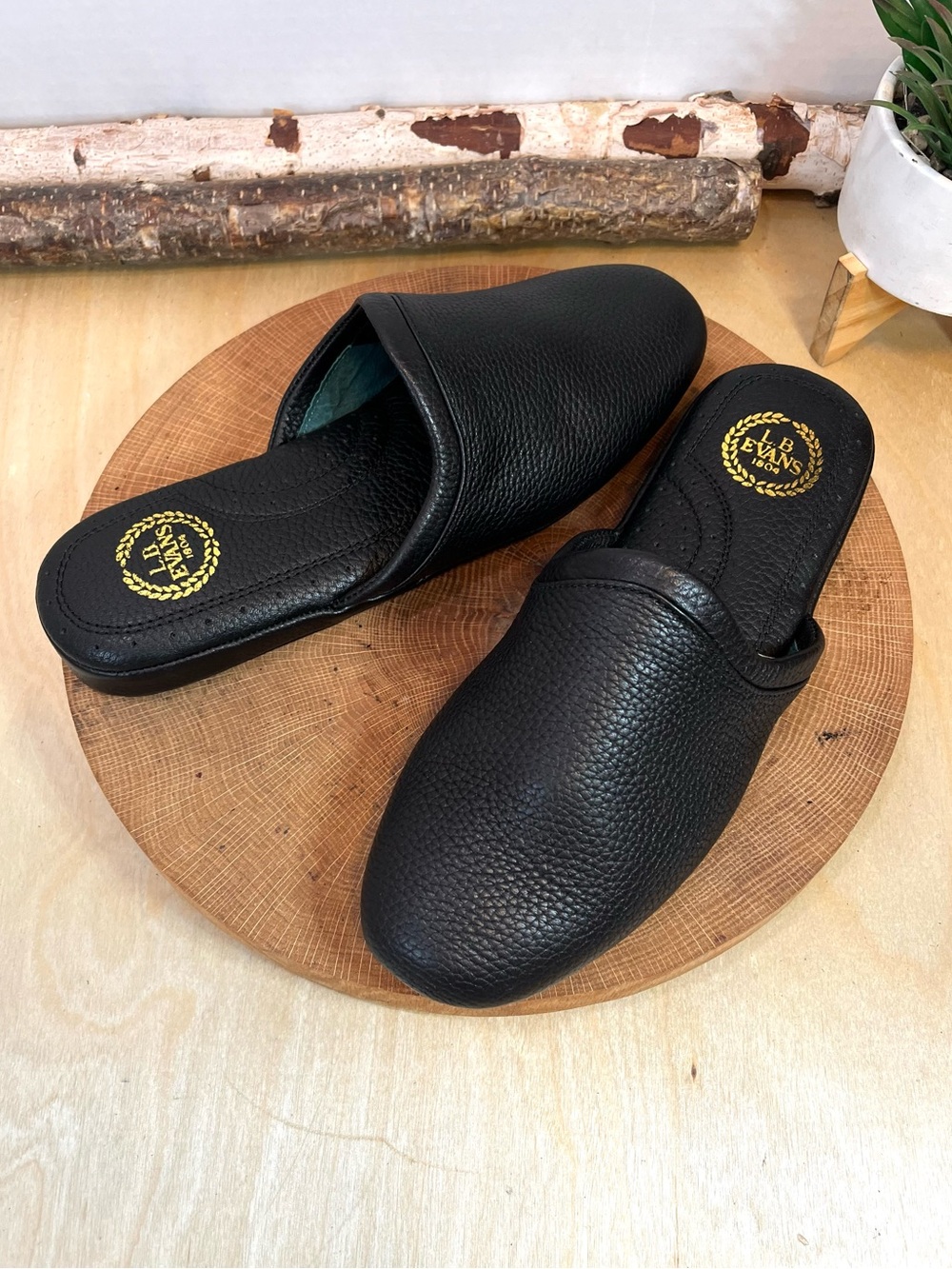 NWOB LB Evans Aristocrat 3036 Men's Black Leather Slippers Size 9M